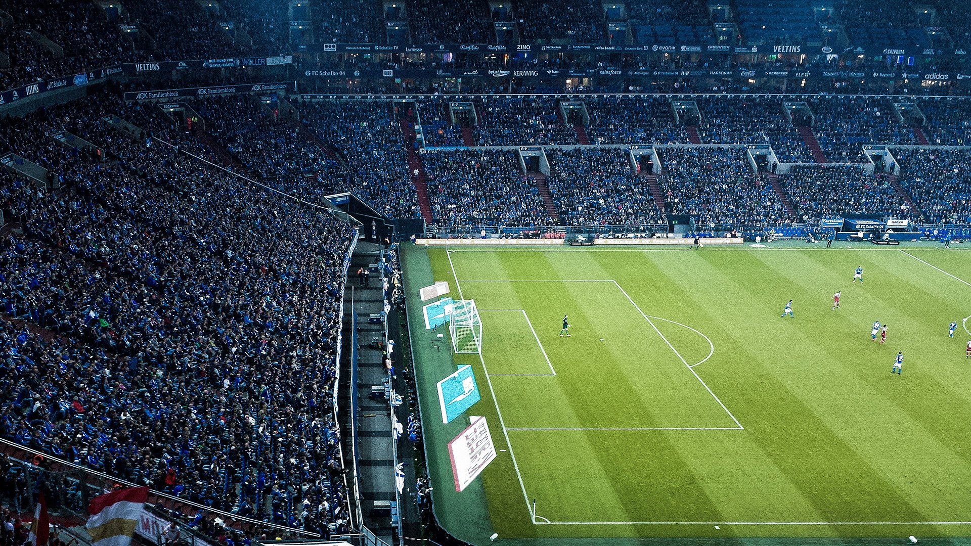 “足球场馆灯光系统升级，夜间比赛更精彩”，足球场灯光要求