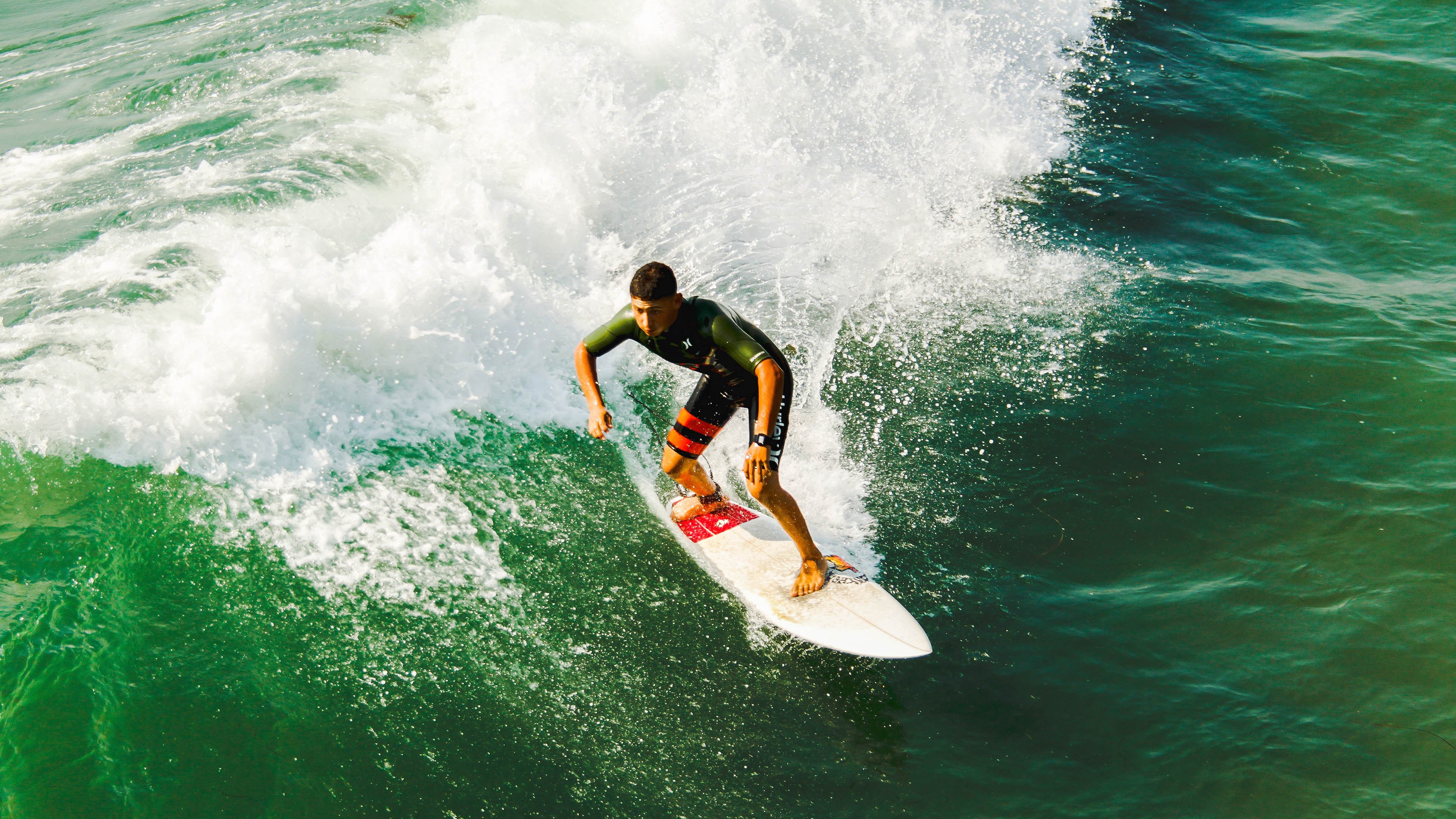 西班牙骑手马尔科·佩雷斯在国际马术大奖赛中获得冠军，成为赛事历史上最年轻的冠军得主。